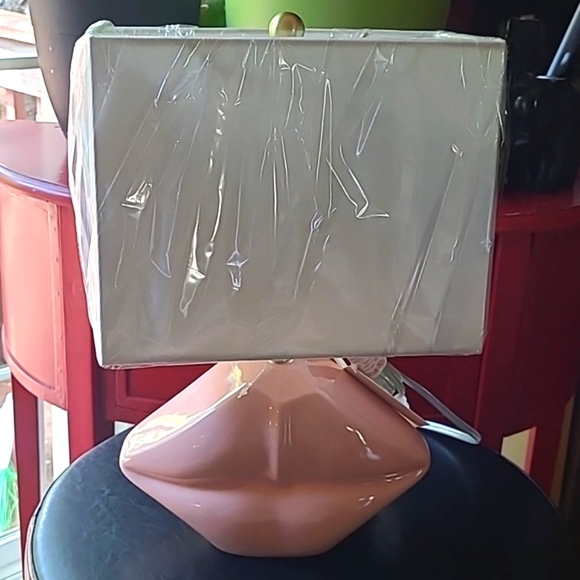 💋Lips Lamp - Picture 2 of 13